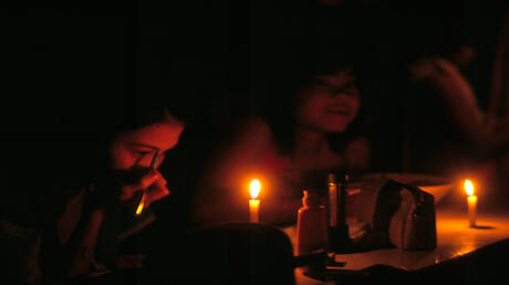 إقبال أردني على "البابورات والشموع" تحسبا لتهديدات إيران الكهربائية 