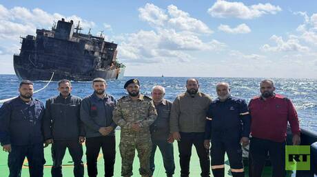 مشاهد توثق تثبيت السلطات الليبية للناقلة الروسية المتضررة تمهيدا لسحبها إلى موقع آمن (فيديو)