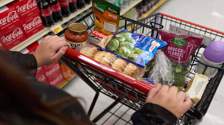 زعيم الديمقراطيين في مجلس الشيوخ: الأمريكيون يدفعون ثمن سياسات ترامب من طعامهم