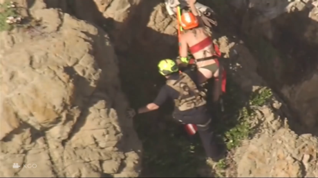 سان فرانسيسكو.. إنقاذ امرأة عالقة على الصخور فوق أمواج عاتية