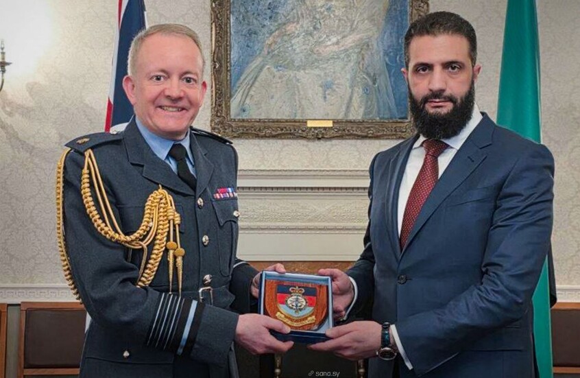 رئيس الأركان البريطاني يقدم درعا تذكاريا للشرع خلال لقاء رسمي