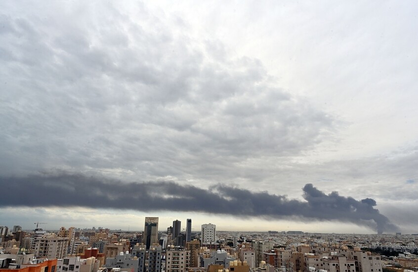 حريق ضخم في خزان وقود بمطار الكويت الدولي جراء استهدافه بطائرات مسيرة