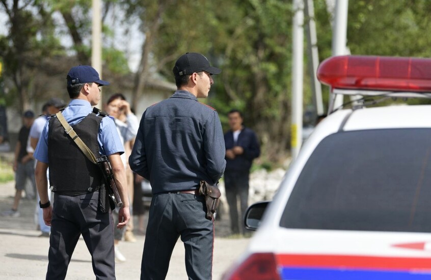 قرغيزستان: اعتقال رجل وزع على الأطفال حلوى محشوة بالإبر (فيديو+صورة)