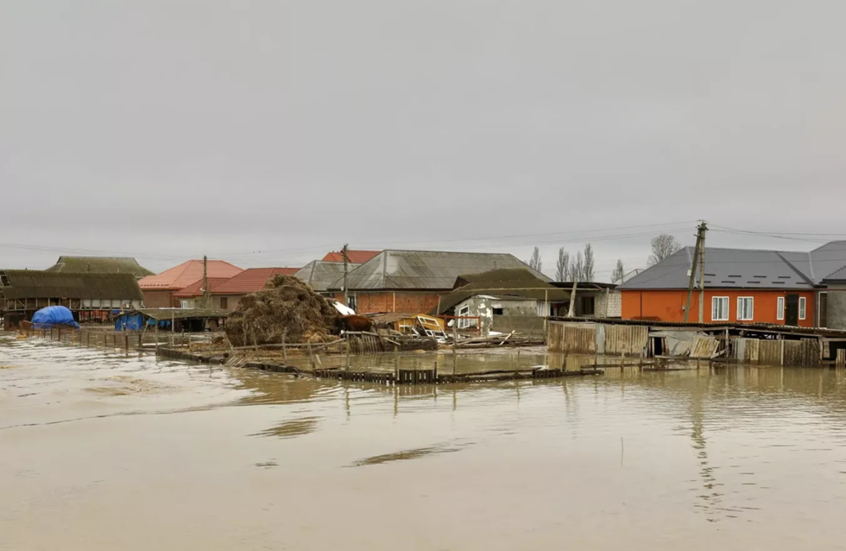 روسيا.. سيول جارفة تضرب داغستان وتغمر 39 منزلا في ديربند (فيديوهات)
