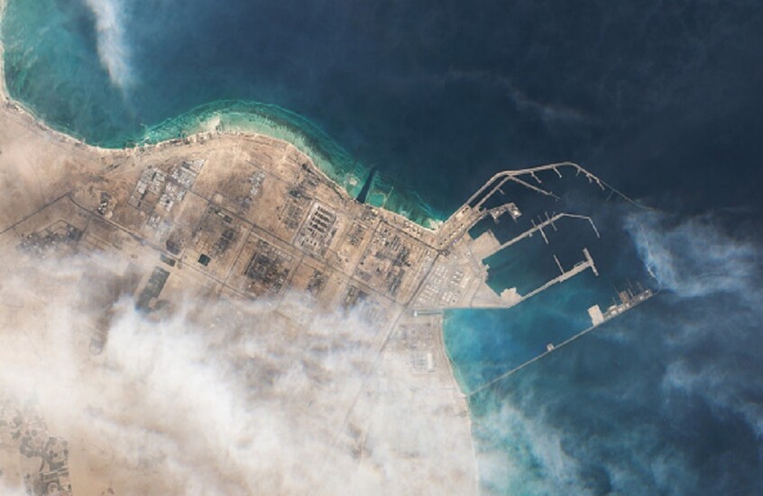 الدفاع القطرية: إصابة ناقلة نفط في المياه الإقليمية بصاروخ أطلق من إيران