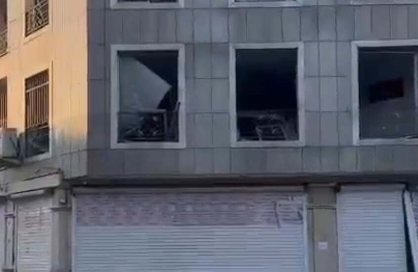 هجوم من الداخل أم قصف صاروخي؟.. تضرر مجمع السفارة الأمريكية السابق في طهران (فيديو)