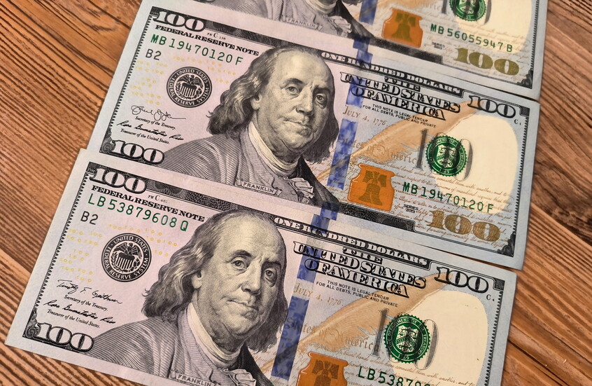 انخفاض الدولار متأثرا بتوقعات التهدئة في الشرق الأوسط