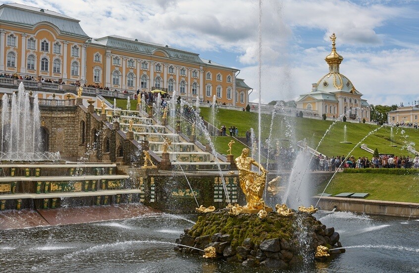 أكثر من 7 ملايين سائح في 2025.. نمو السياحة في بطرسبورغ يدعم مشاريع وطنية كبرى