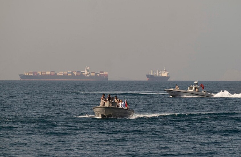 تحذيرات من تداعيات اضطرابات مضيق هرمز على 3 ملايين حاوية