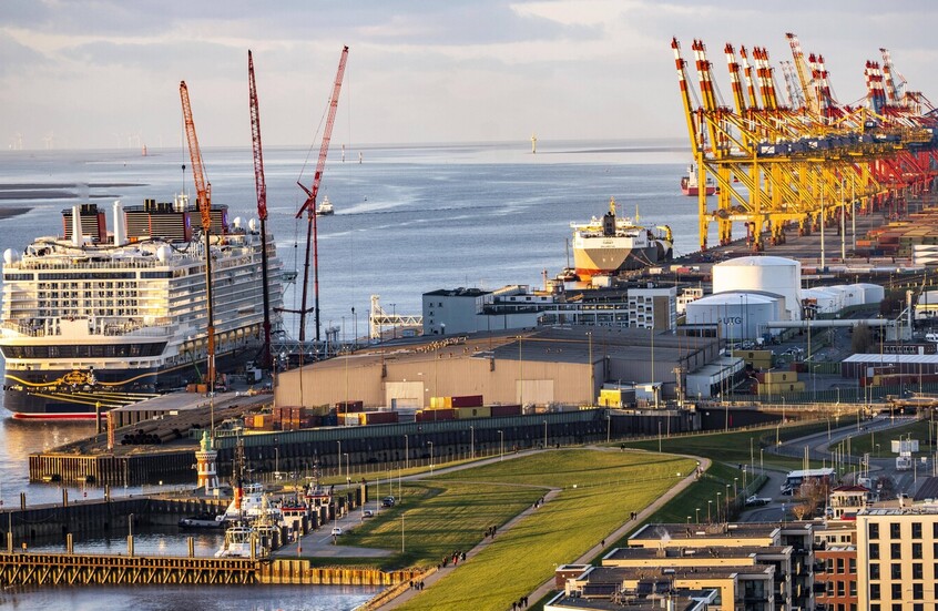 ميناء طنجة المتوسط يترقب انتعاشه مع تحولات الملاحة العالمية