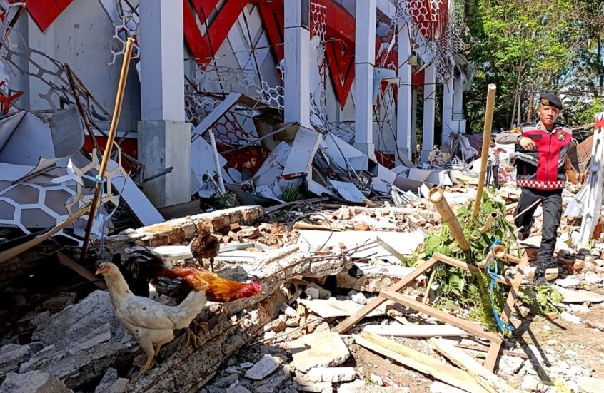 انهيار مبان جراء زلزال قبالة سواحل إندونيسيا (فيديو)