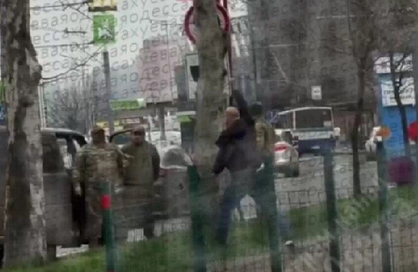 أوكراني يتصدى لـ4 موظفين من مكتب التجنيد باستخدام سلسلة حديدية ويجبرهم على الانسحاب (فيديو)
