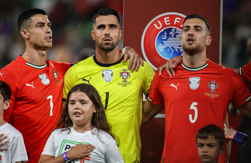 سر وقوف رونالدو جانبيا أثناء النشيد الوطني