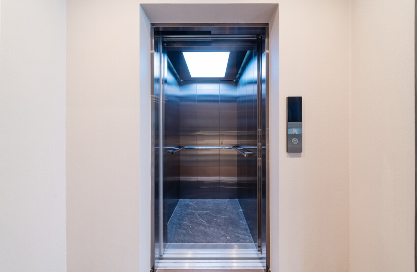 Güvenlik kameraları onu ifşa etti... Türkiye'de kurye "ahlaksız davranış" suçlamasıyla tutuklandı.