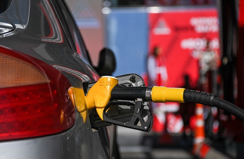 أسعار البنزين بالولايات المتحدة تلامس مستوى قياسيا سلبيا بعد تجاوزه 4 دولارات في ثلث الولايات