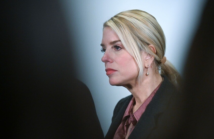 ترامب يقيل وزيرة العدل بام بوندي ويعين نائبها مكانها