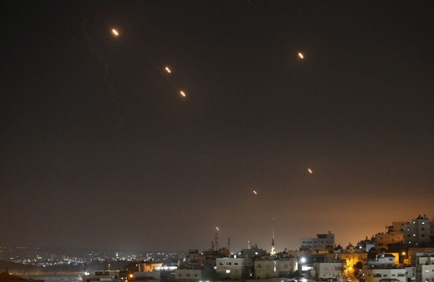 الحوثيون يعلنون قصف أهداف حيوية في يافا بصواريخ باليستية بالتنسيق مع إيران وحزب الله