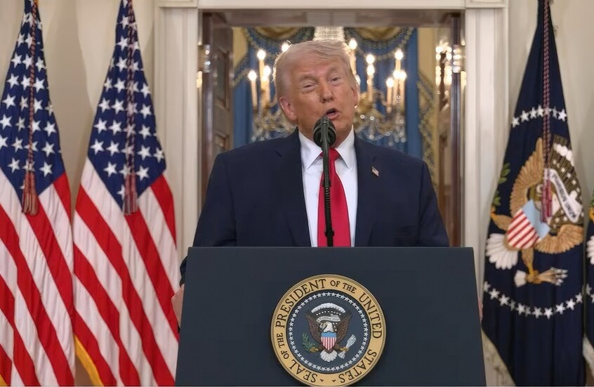 ترامب يسخر من ستارمر ويستهزئ بحاملات الطائرات البريطانية "المتهالكة" (فيديو)