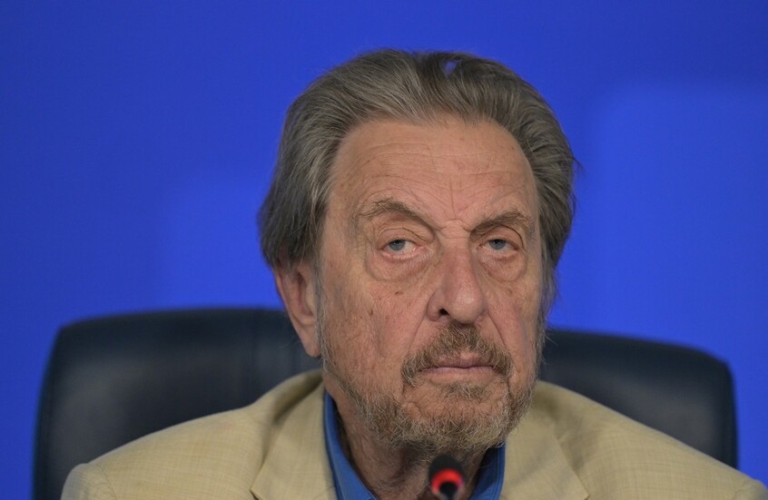 والد ماسك: 50 عائلة تحكم أوكرانيا والشعب لا صوت له