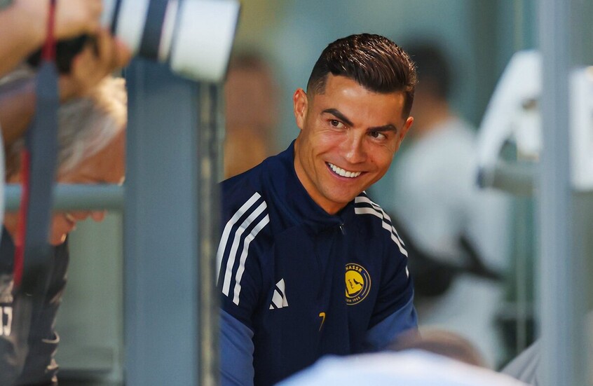 بلون جديد.. كريستيانو رونالدو يكشف عن حذائه الجديد (صورة)