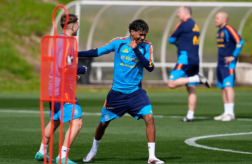 كم يتقاضى لامين جمال؟ أرقام تكشف الفجوة مع مبابي وفينيسيوس