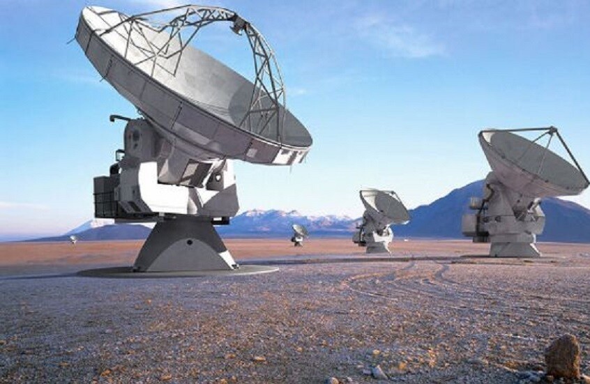 اكتشاف حلقة غاز دافئة عملاقة تحيط بنجم شاب