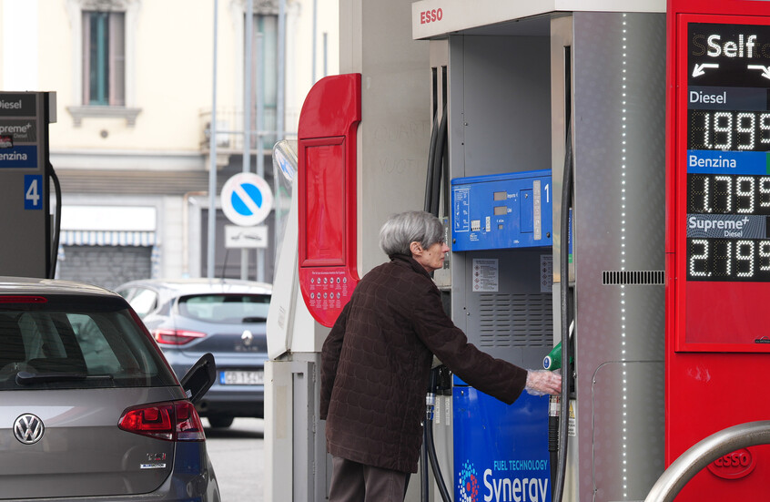 "إيطاليا" تمدد خفض ضريبة الوقود لمواجهة تأثير الحرب على إيران