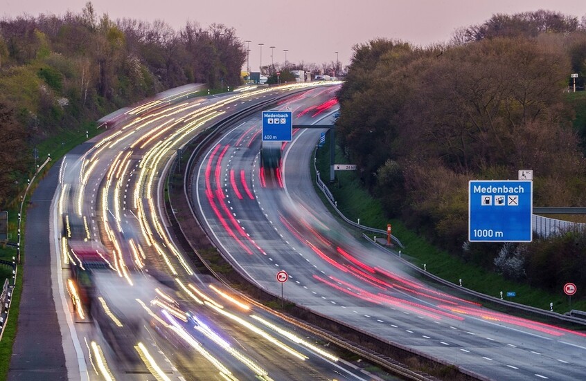 بسبب الحرب على إيران.. مقترح لفرض حدود على السرعة على الطرق السريعة الألمانية