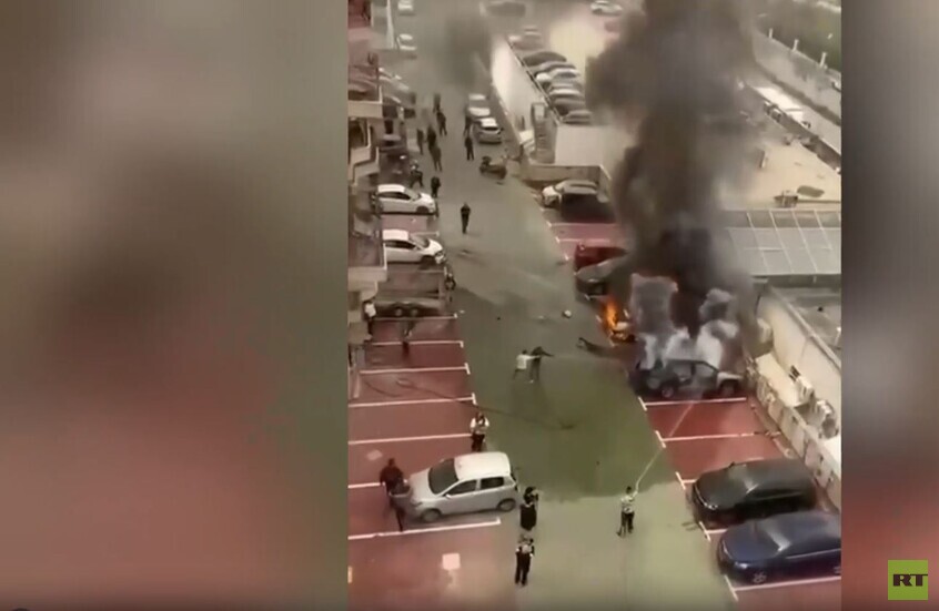 كريات آتا.. اندلاع حرائق في سيارات جراء سقوط مقذوفات من صاروخ إيراني انشطاري