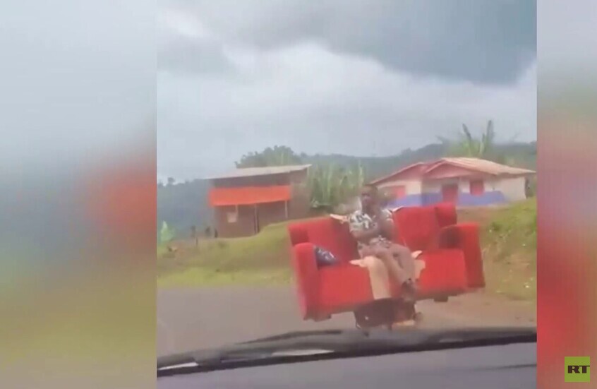 إثيوبيا.. تركيب أريكة فوق الدراجة لتوفير الراحة للراكب