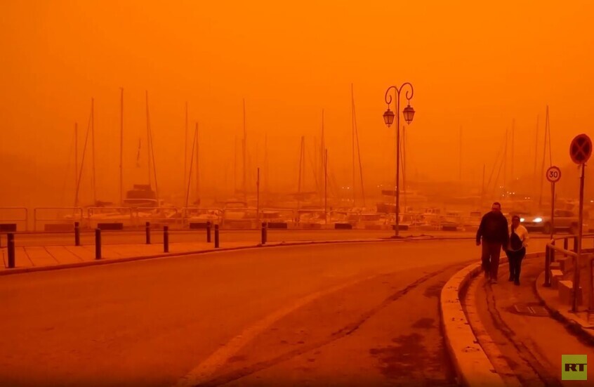 اليونان.. عاصفة رملية تغير لون جزيرة كريت إلى البرتقالي