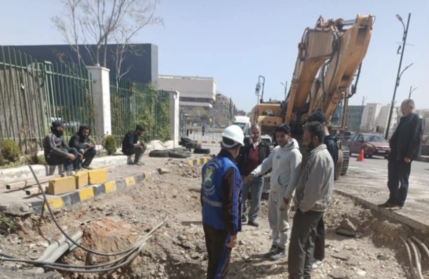 سوريا.. حفرة أرضية كبيرة وسط ساحة الأمويين بدمشق واستنفار لمعالجتها ـ صور