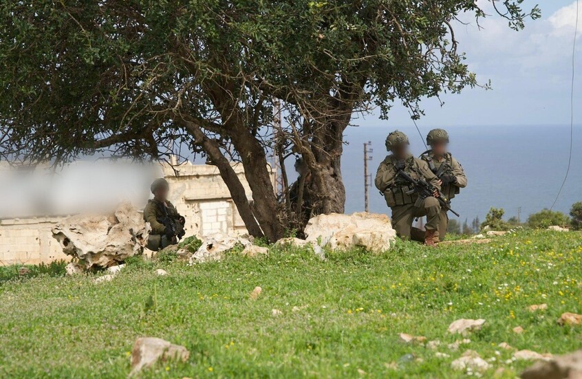 "عار وخزي وانحطاط".. ناشطة إسرائيلية تفضح لا إنسانية جندي بالجيش ومحل مجوهرات بحق رجل فلسطيني (صورة)