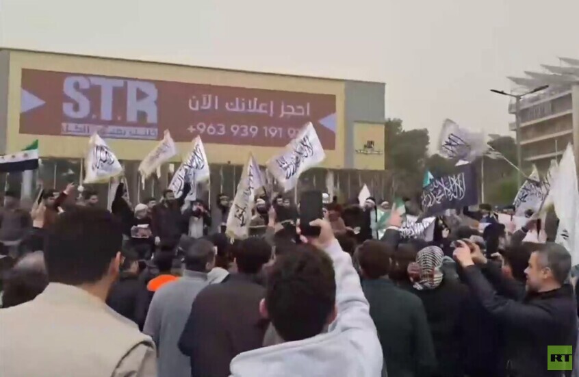 لليوم الثالث على التوالي.. مظاهرات شعبية واسعة في سوريا رفضا لقرار الكتيست ودعما للأسرى الفلسطينيين