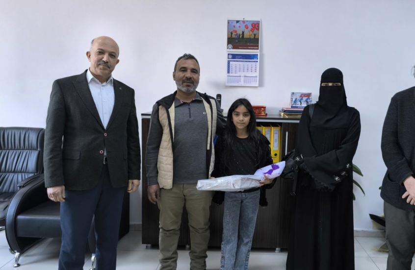 "عثرت على حقيبة مليئة بالمال".. السلطات التركية تكرّم طفلة سورية لصدقها وأمانتها في هاتاي