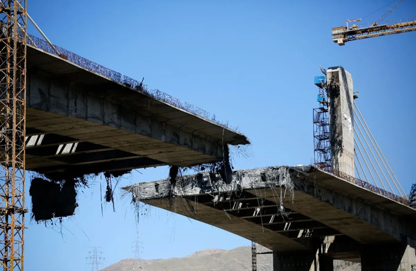 شاهد.. لقطات جديدة للحظة قصف جسر "B1" في كرج غربي طهران