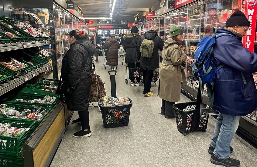 سكان لندن يشكون من ارتفاع أسعار المواد الغذائية بسبب الحرب على إيران