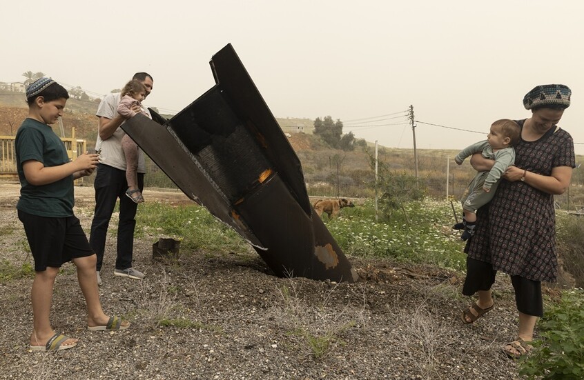 لحظة السقوط بلا إنذار.. صاروخ يسقط وسط كريات شمونة