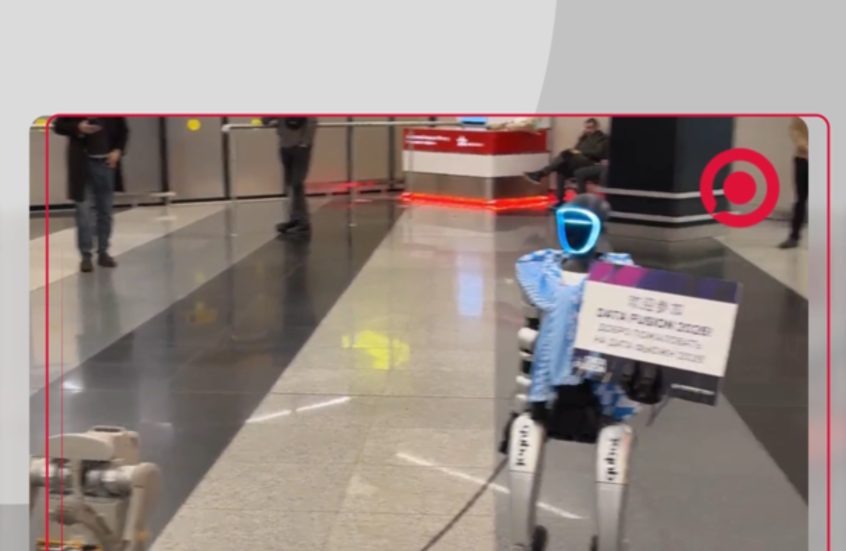 روبوتات تحمل لافتة ترحيبية بانتظار وصول وفد صيني بمطار بموسكو