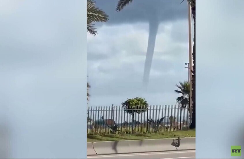 الجزائر.. شاهقة مائية قبالة شاطئ الصابلات