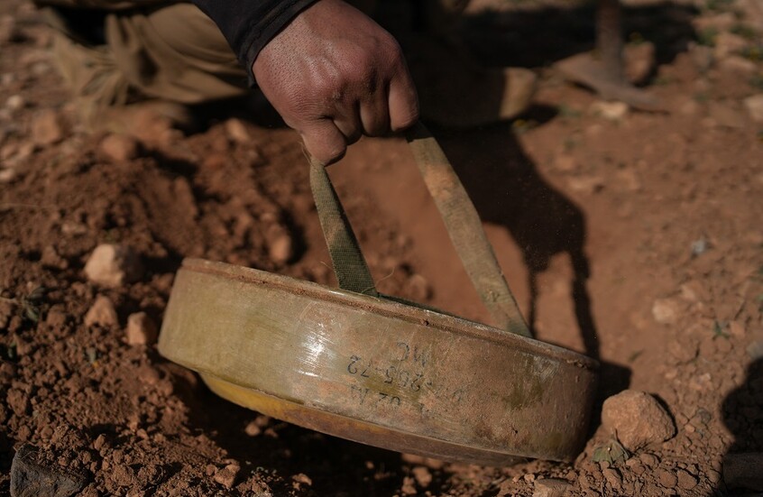 طفل سوري يفقد إحدى ساقيه بانفجار لغم من مخلفات الحرب