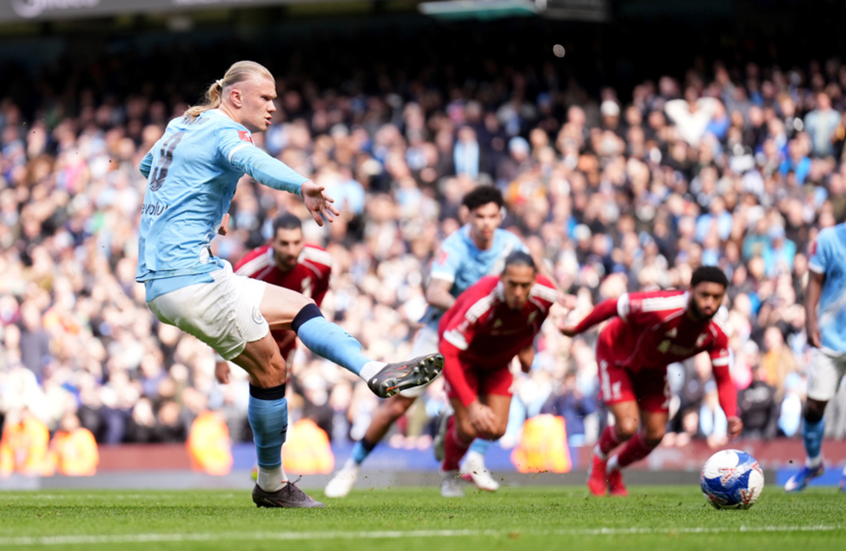 ليفربول يتكبد خسارة ثقيلة أمام مانشستر سيتي وصلاح يهدر ركلة جزاء