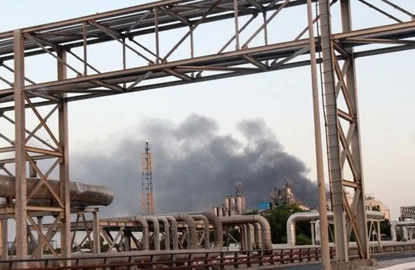 الجيش الإسرائيلي يعلن مهاجمة مجمع مصانع البتروكيماويات جنوب غرب إيران