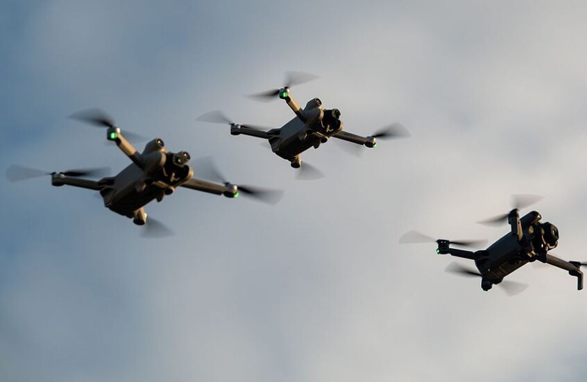 طائرات مسيرة مجهولة الهوية تحلق فوق قاعدة جوية أمريكية