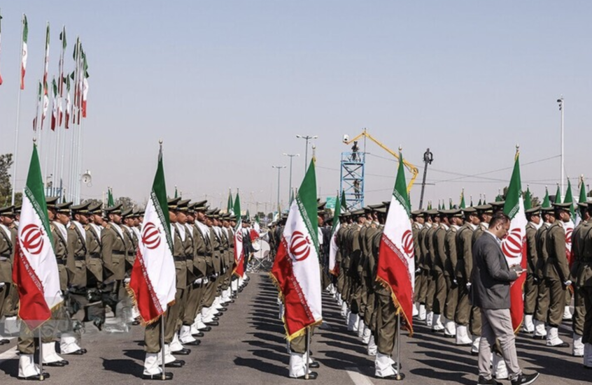 الحرس الثوري الإيراني: العشائر استهدفت مروحيتين أمريكيتين في مناطق جبلية خلال المواجهات