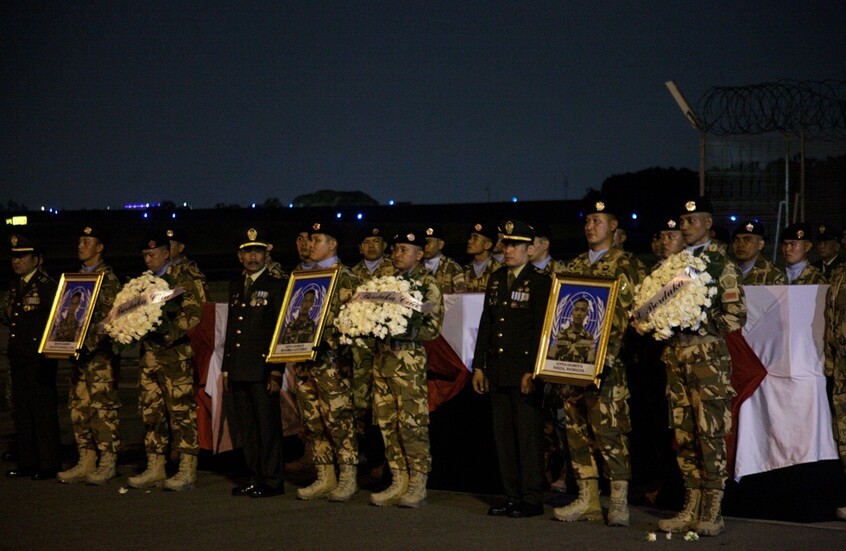 آلاف الإندونيسيين يتجمعون أمام السفارة الأمريكية في جاكرتا إثر مقتل 3 من جنودهم في لبنان (فيديو)