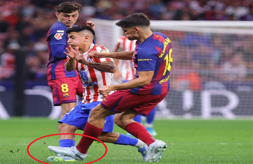 لماذا ألغى "الفار" البطاقة الحمراء لجيرارد مارتن خلال مواجهة برشلونة وأتلتيكو مدريد؟