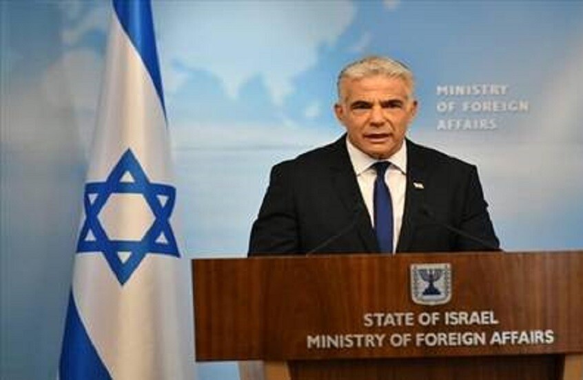 لبيد يهاجم نتنياهو بحدة: أكبر العنصريين في إسرائيل يقبعون في مكتب رئيس الوزراء