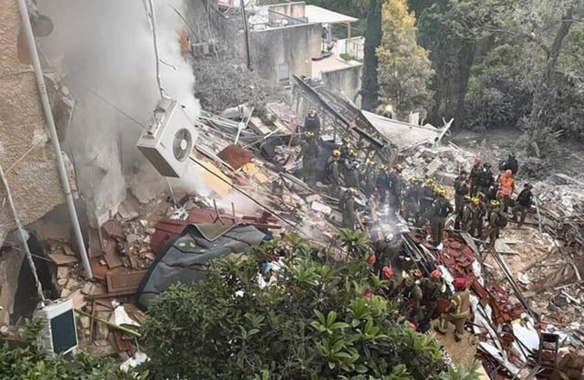 حيفا: 4 مفقودين تحت أنقاض مبنى انهار جراء صاروخ إيراني ومخاوف من عدم انفجار الرأس الحربي