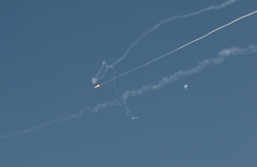 الإمارات.. الدفاعات الجوية تتعامل مع صواريخ ومسيرات إيرانية